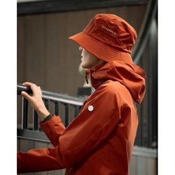 Stierna Storm Rain Hat /Copper - Modelfoto