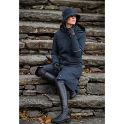 Stierna Storm Rain Hat /Navy - Vist på model siddende på trappe