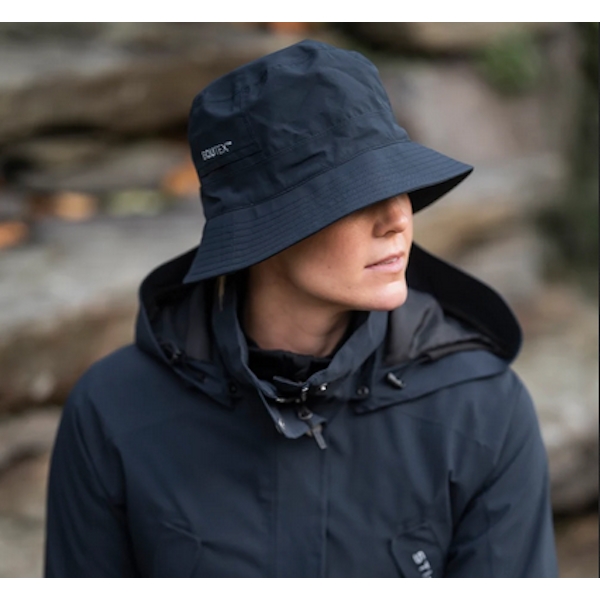 Stierna Storm Rain Hat /Navy - Modelfoto