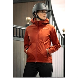 Stierna Storm Rain Jacket /Copper - Modelfoto