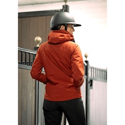 Stierna Storm Rain Jacket /Copper - Modelfoto set bagfra