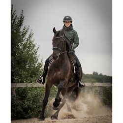 Stierna Storm Rain Jacket /Ivy Green - Modelfoto hest og rytter
