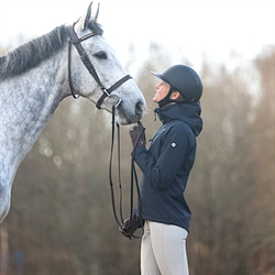 Stierna Storm Rain Jacket /Navy - Modelfoto - hest og rytter