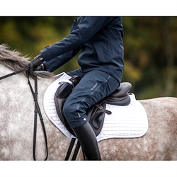 Stierna Storm Rain Overtræksbukser - SHORT Pants /Navy - Modelfoto - close up af rytter