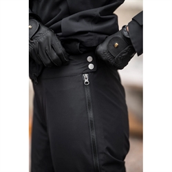 Stierna Storm Rain Overtræksbukser - SHORT Pants /Sort - Modelfoto - Close up af lynlås og knapper i siden