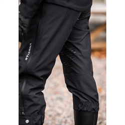 Stierna Storm Rain Overtræksbukser - SHORT Pants /Sort - Modelfoto vist bagfra