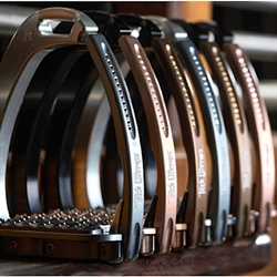 Tech Stirrups Venice Dressage Plus /Sort-Sort - Vist dekoreret med Swarowski sten - Dette er et ekstra tilvalg.