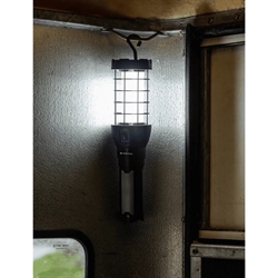 Woof Wear Tripod Lampe i Black/Grey – genopladelig LED-lampe med 360 graders lys, tripod-stativ og ophængskrog til stald og camping. - Vist hængende i stald