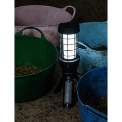 Woof Wear Tripod Lampe i Black/Grey – genopladelig LED-lampe med 360 graders lys, tripod-stativ og ophængskrog til stald og camping. - Vist stående i foderrum