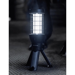 Woof Wear Tripod Lampe i Black/Grey – genopladelig LED-lampe med 360 graders lys, tripod-stativ og ophængskrog til stald og camping. - Vist stående i stald