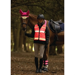 Woof Wear Hi Vis Refleksvest med LED lys /Pink - Vist på rytter med hest med matchende HI VIS udstyr