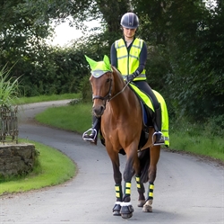 Woof Wear Hi VIs Hut med refleks /Gul - Modelfoto hest og rytter