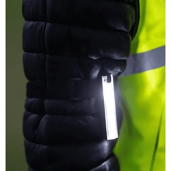 Woof Wear HI Vis Ridelygte - 3i1 Rider safety - Monteret på arm - Hvidt lys frem vist