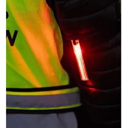Woof Wear HI Vis Ridelygte - 3i1 Rider safety - Monteret på arm - Rødt lys bagud vist