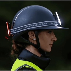 Woof Wear HI Vis Ridelygte - 3i1 Rider safety - Montereet på rytterens ridehjelm med hvidt lys fremad og rødt lys bagud.